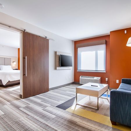 Holiday Inn Express & Suites Langley By Ihg Exterior photo