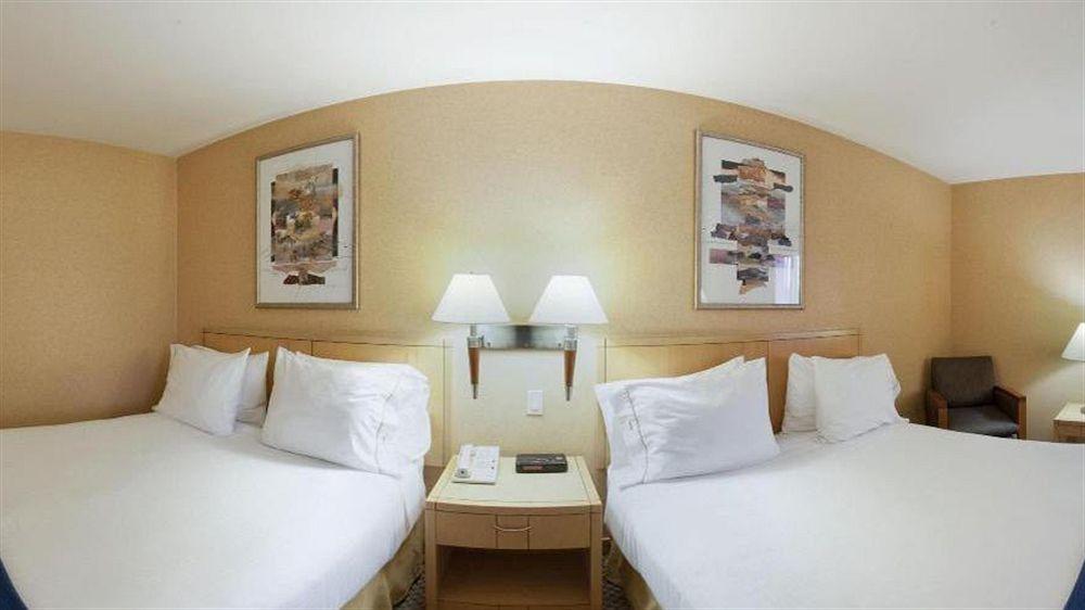 Holiday Inn Express & Suites Langley By Ihg Exterior photo