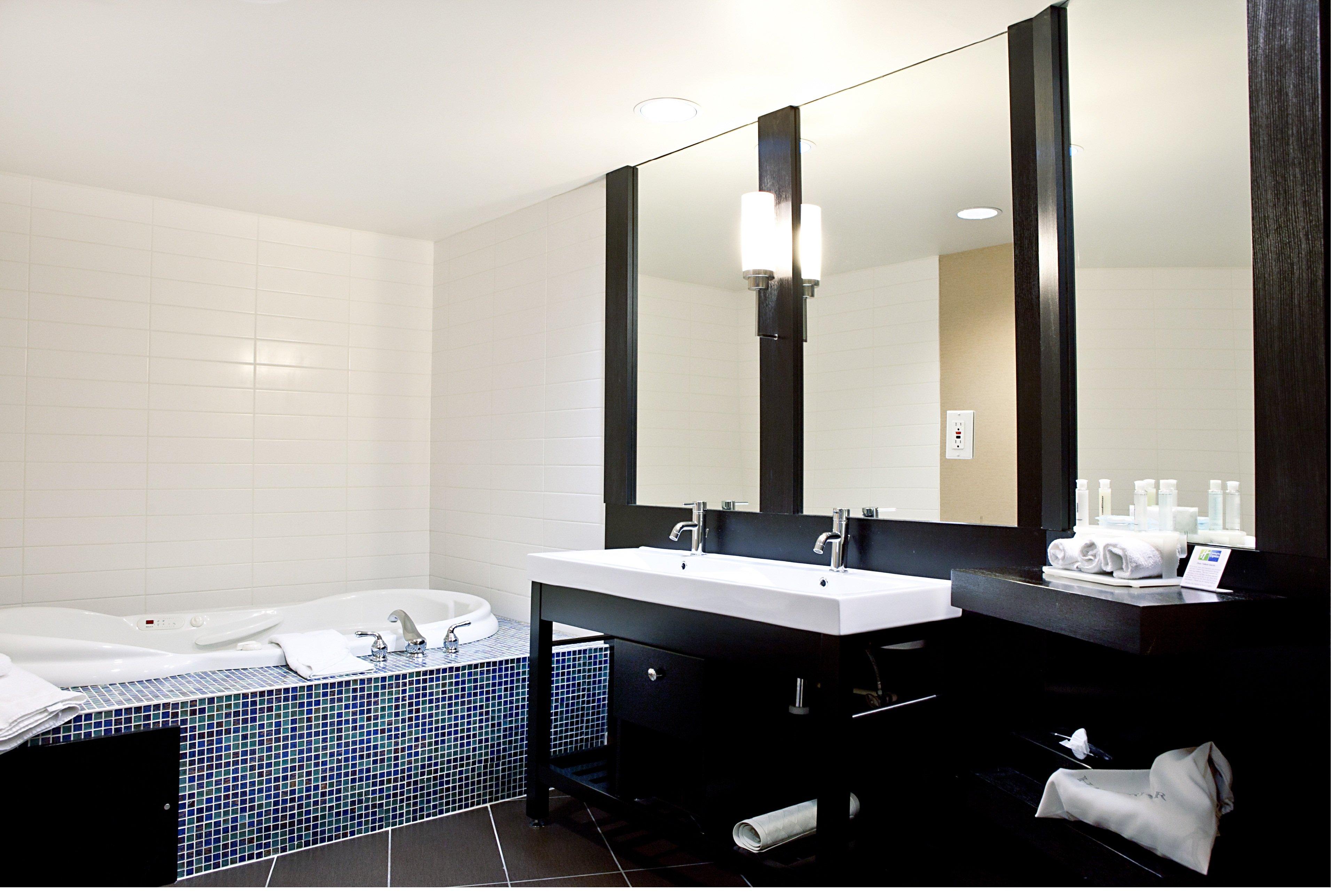 Holiday Inn Express & Suites Langley By Ihg Exterior photo